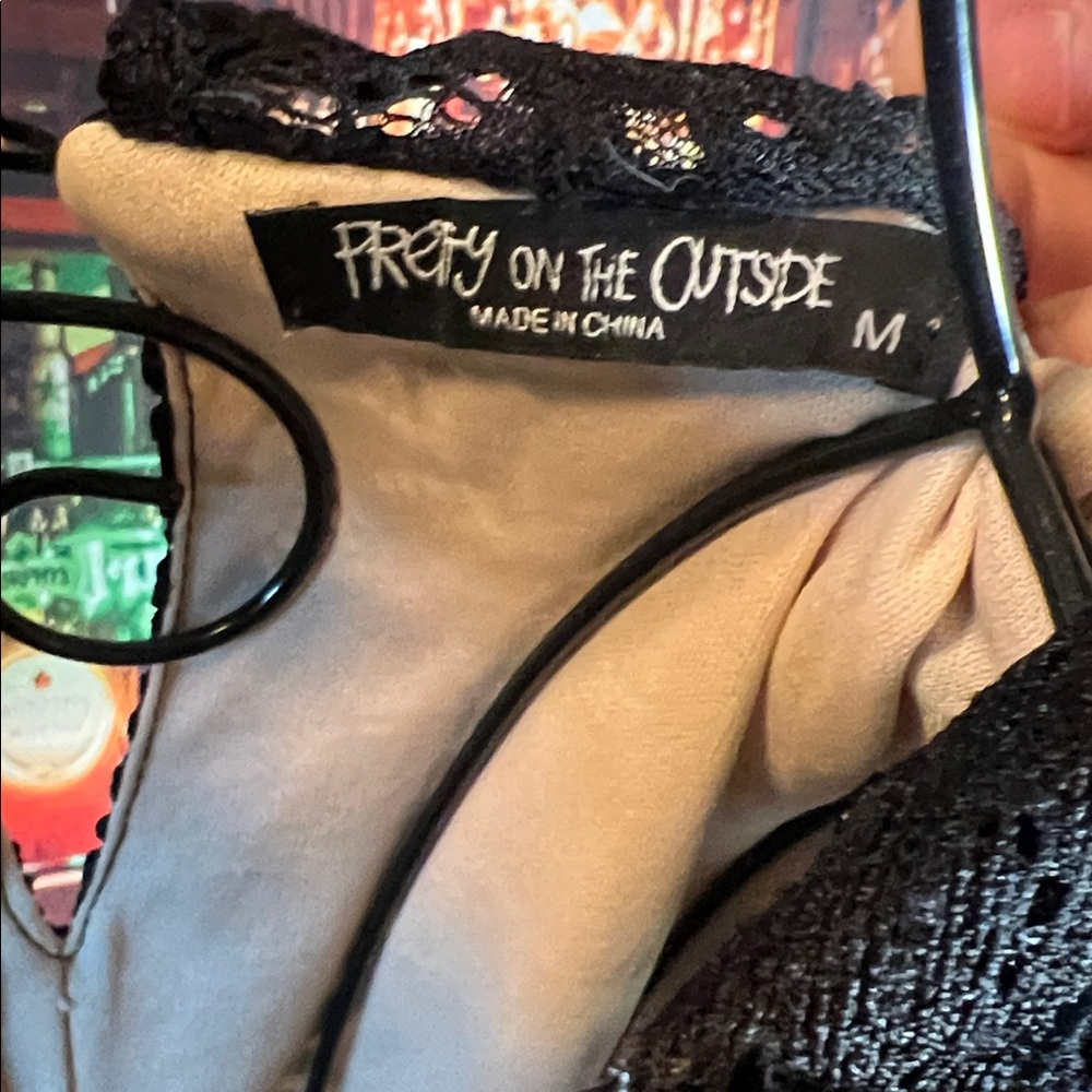 👚 Pretty on the Outside Ruffle Blouse — Black Lace — Sz M / J - Picture 9 of 9